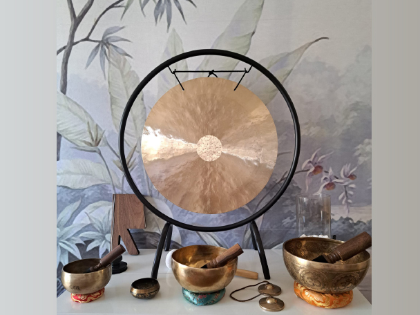 Détente et ralaxation avec un le gong de Douce Harmonie en soin énergétique à Lyon.
