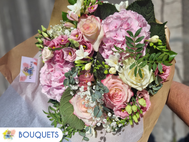 Offrez un bouquet personnalisé composé et livré par votre fleuriste Indécence à Lyon.